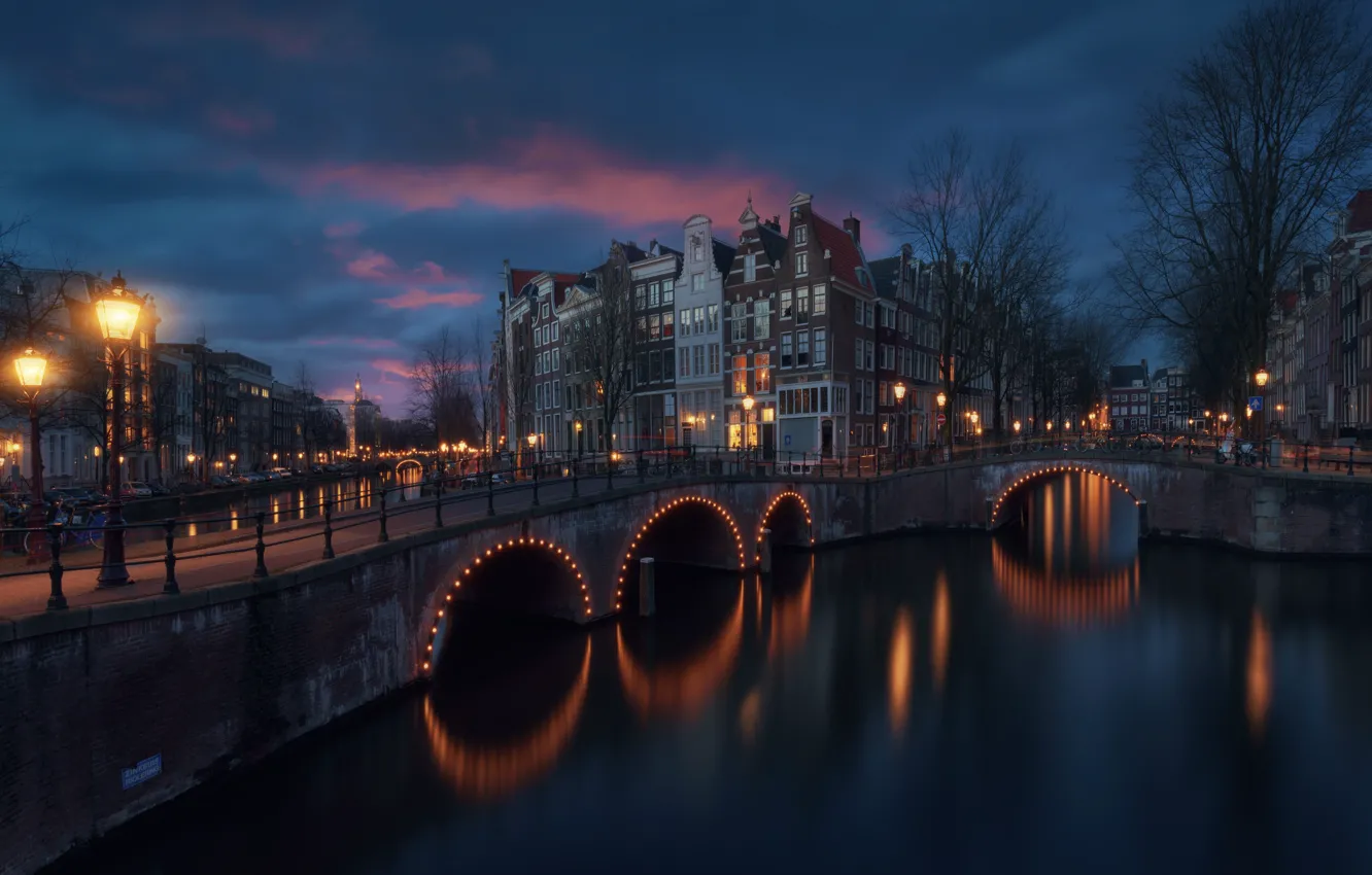 Фото обои свет, город, огни, дома, вечер, Амстердам, канал, мостики