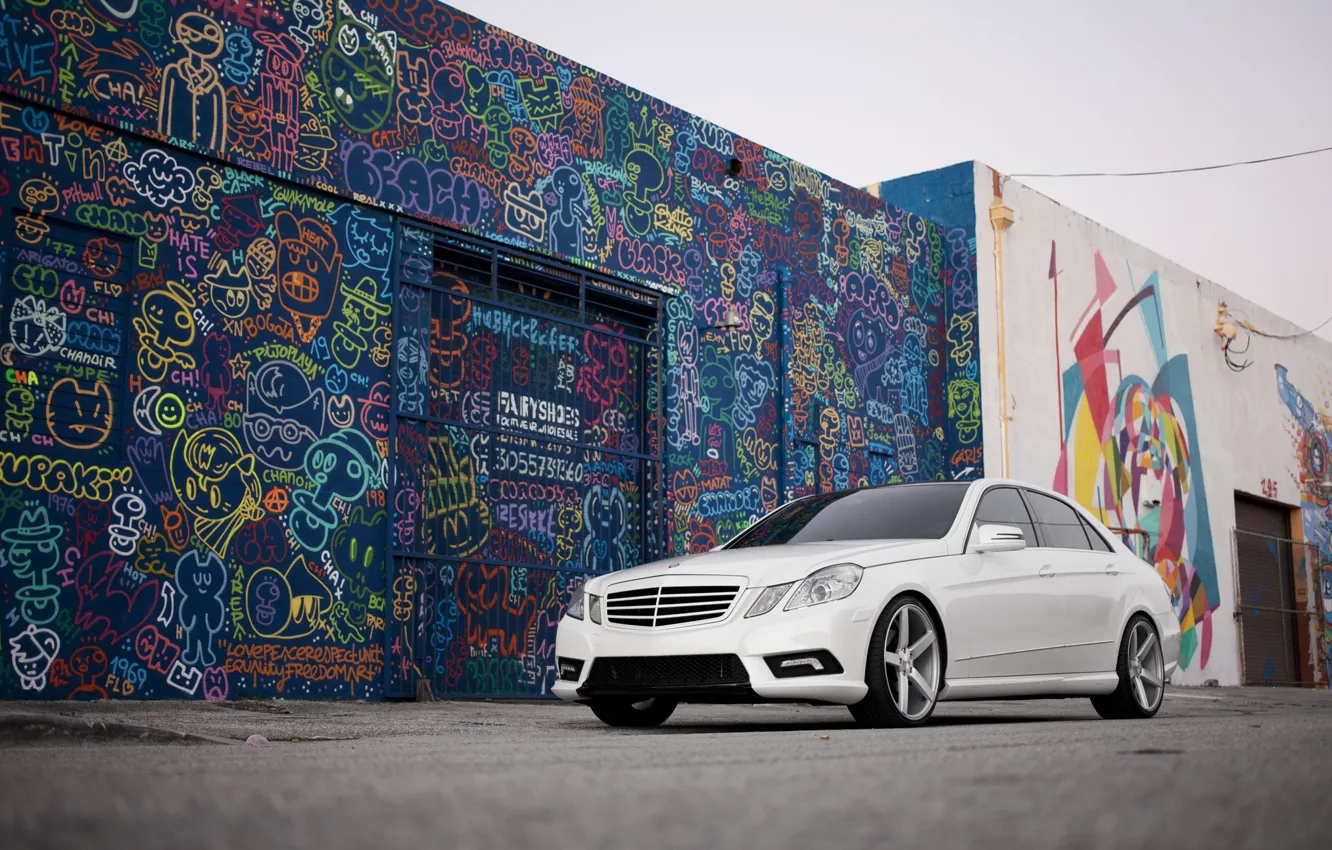 Фото обои белый, граффити, тюнинг, Mercedes, седан, передок, E Class