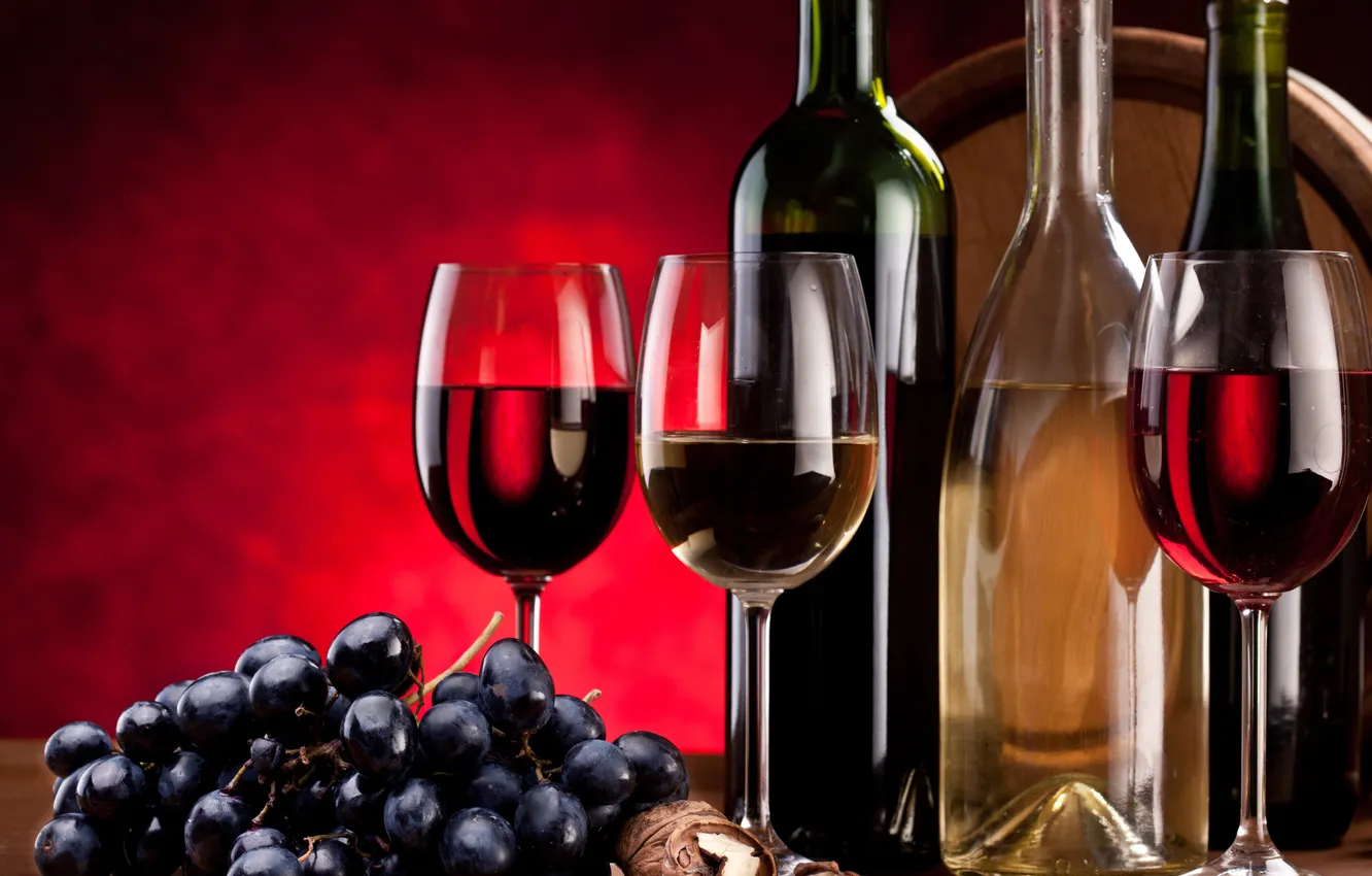 Фото обои вино, красное, белое, бокалы, виноград, гроздь, бутылки, напиток