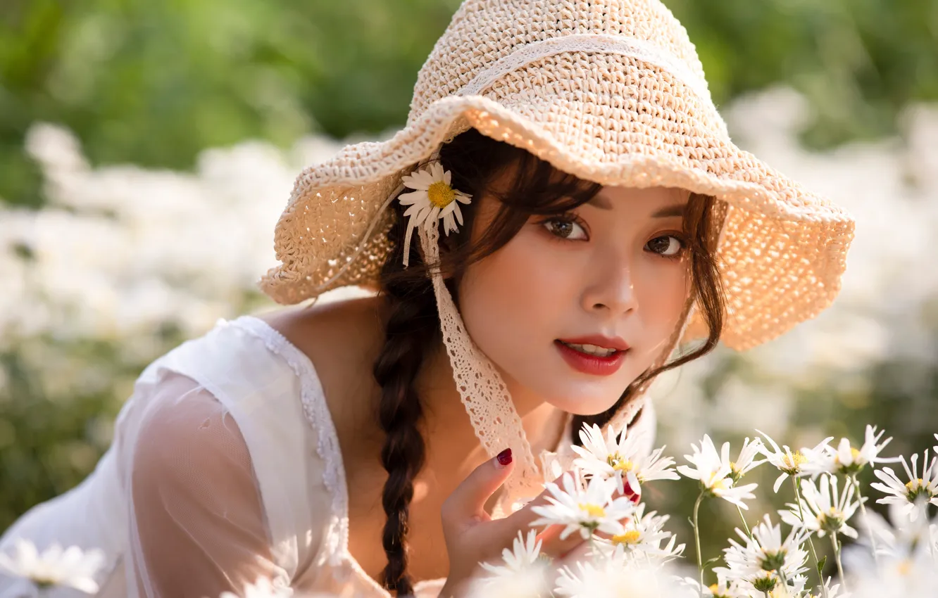 Фото обои взгляд, девушка, цветы, природа, ромашки, шляпа, брюнетка, косички