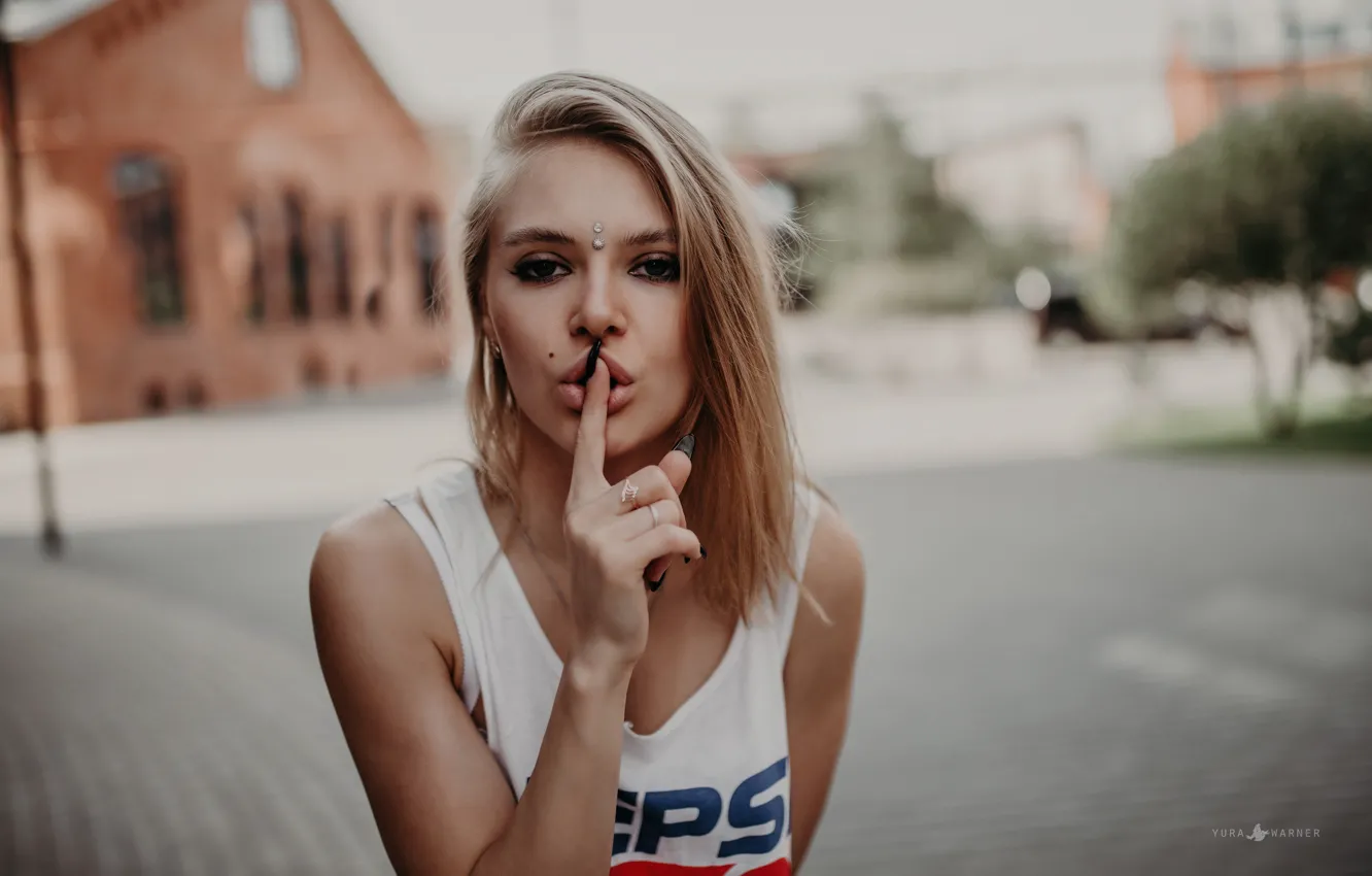 Фото обои девушка, лицо, улица, рука, майка, палец, жест, Yura Warner