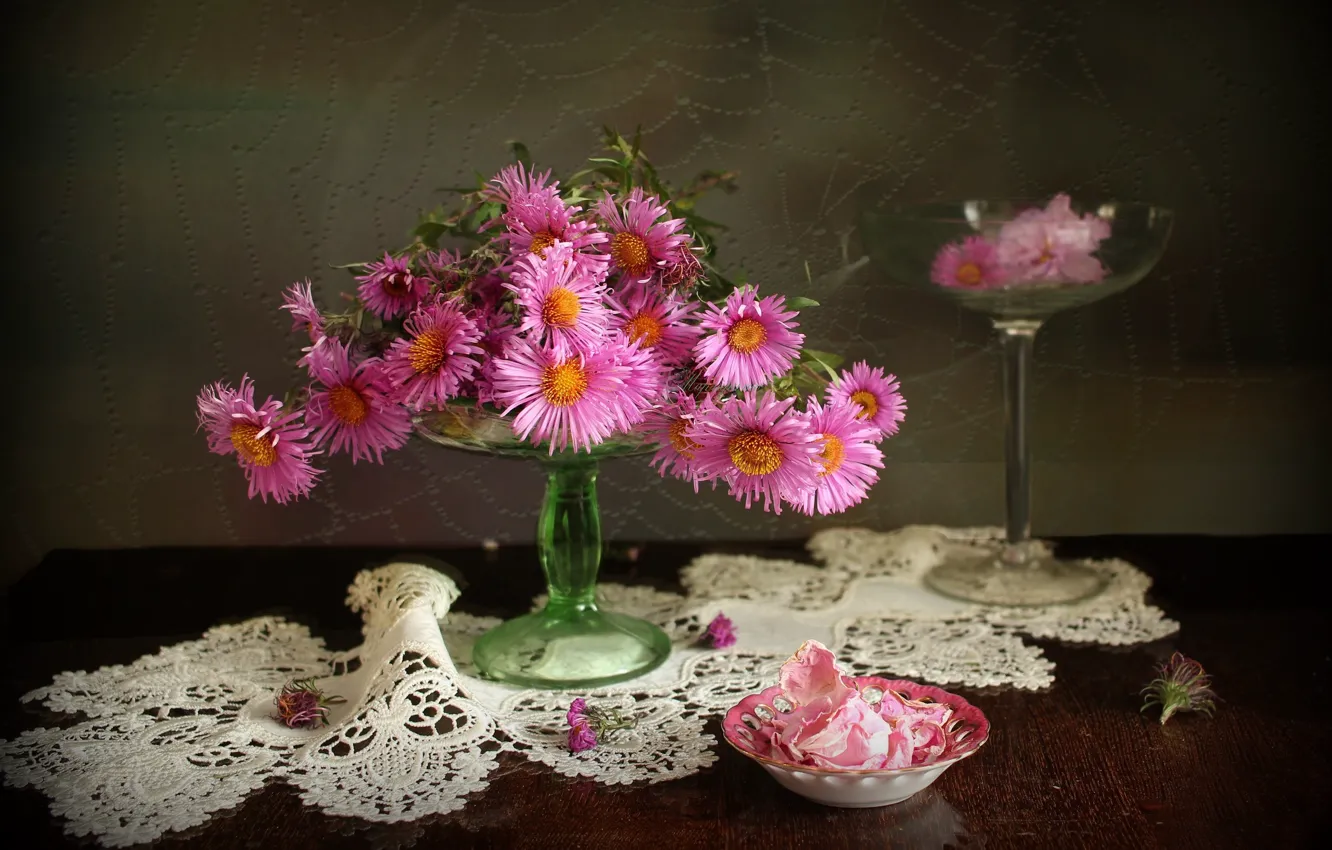 Фото обои цветы, бокал, лепестки, розетка, столик, салфетка, вазочка, астры