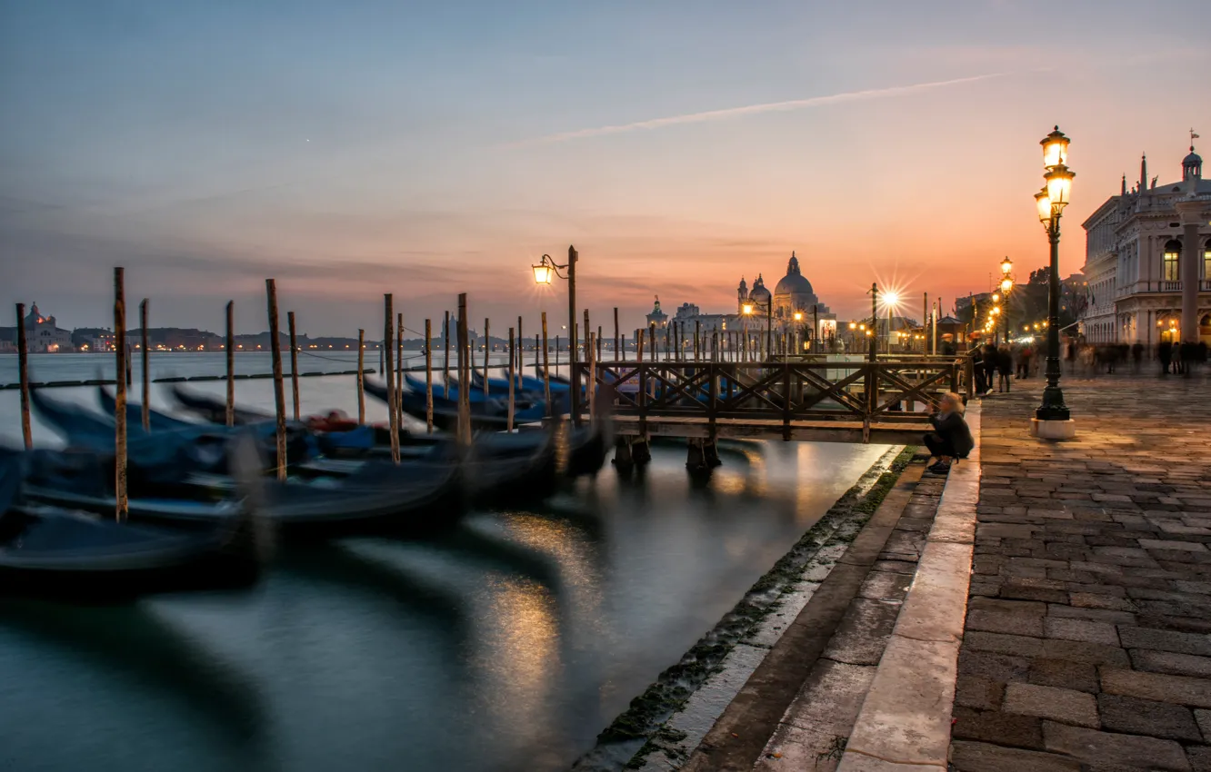 Фото обои вода, город, лодки, вечер, фонари, Италия, Венеция, канал