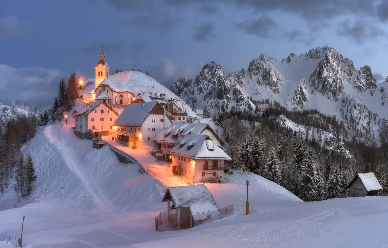 Фото обои зима, снег, пейзаж, горы, природа, дома, вечер, освещение
