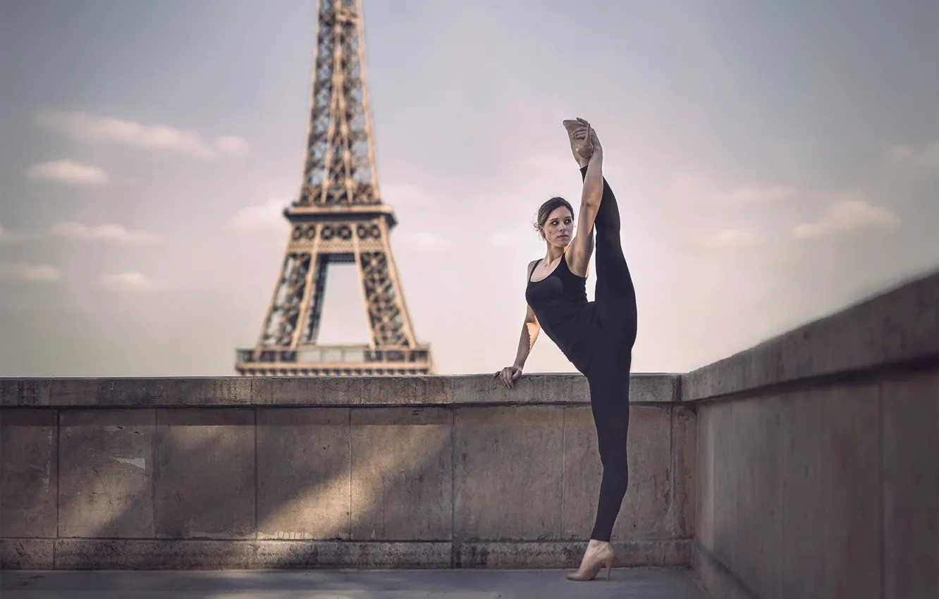 Фото обои девушка, Париж, Эйфелева башня, шпагат
