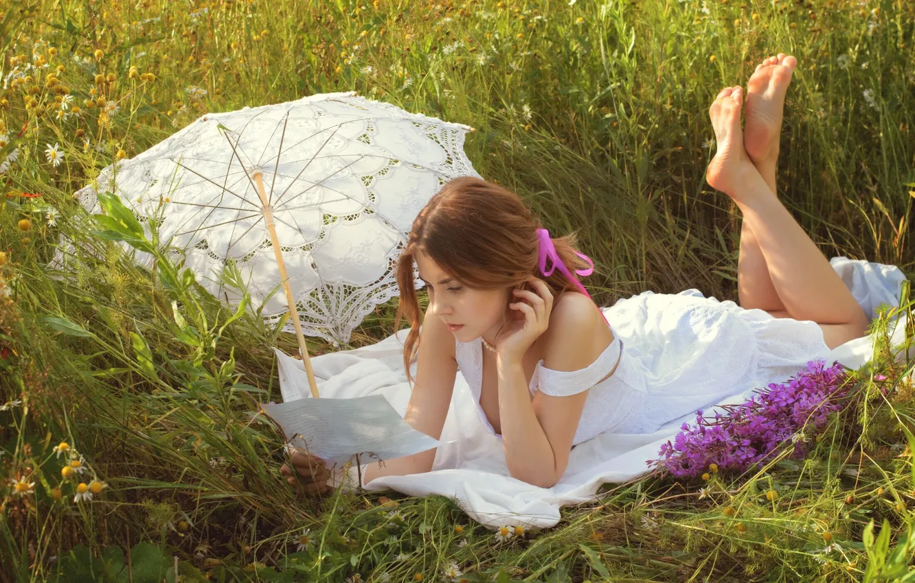 Фото обои поле, лето, трава, девушка, цветы, природа, зонт, шатенка