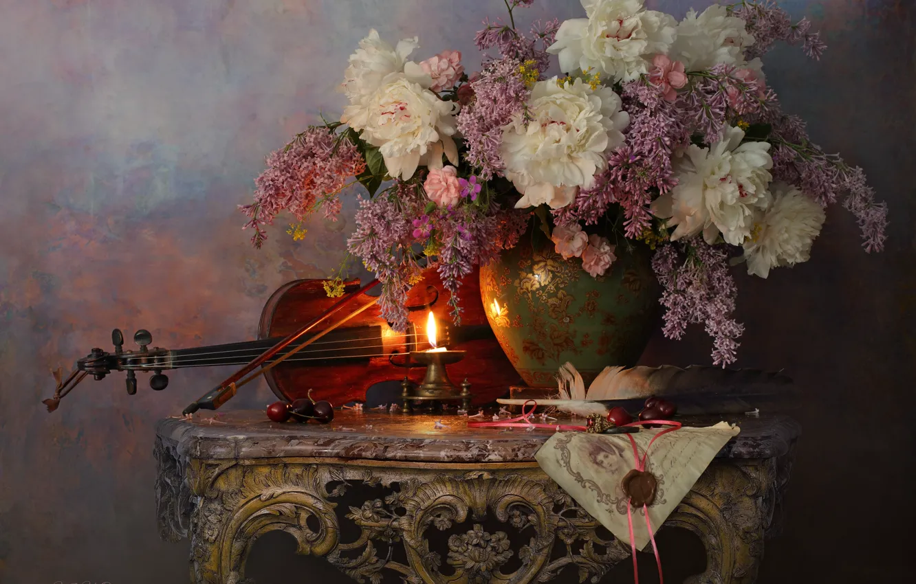 Фото обои цветы, ветки, ягоды, перо, скрипка, свеча, ваза, натюрморт