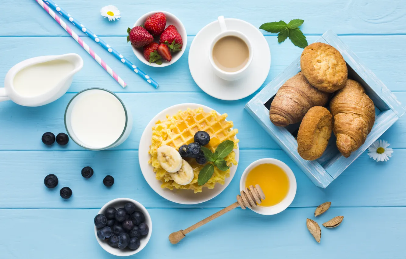 Фото обои ягоды, кофе, завтрак, молоко, вафли, круссаны