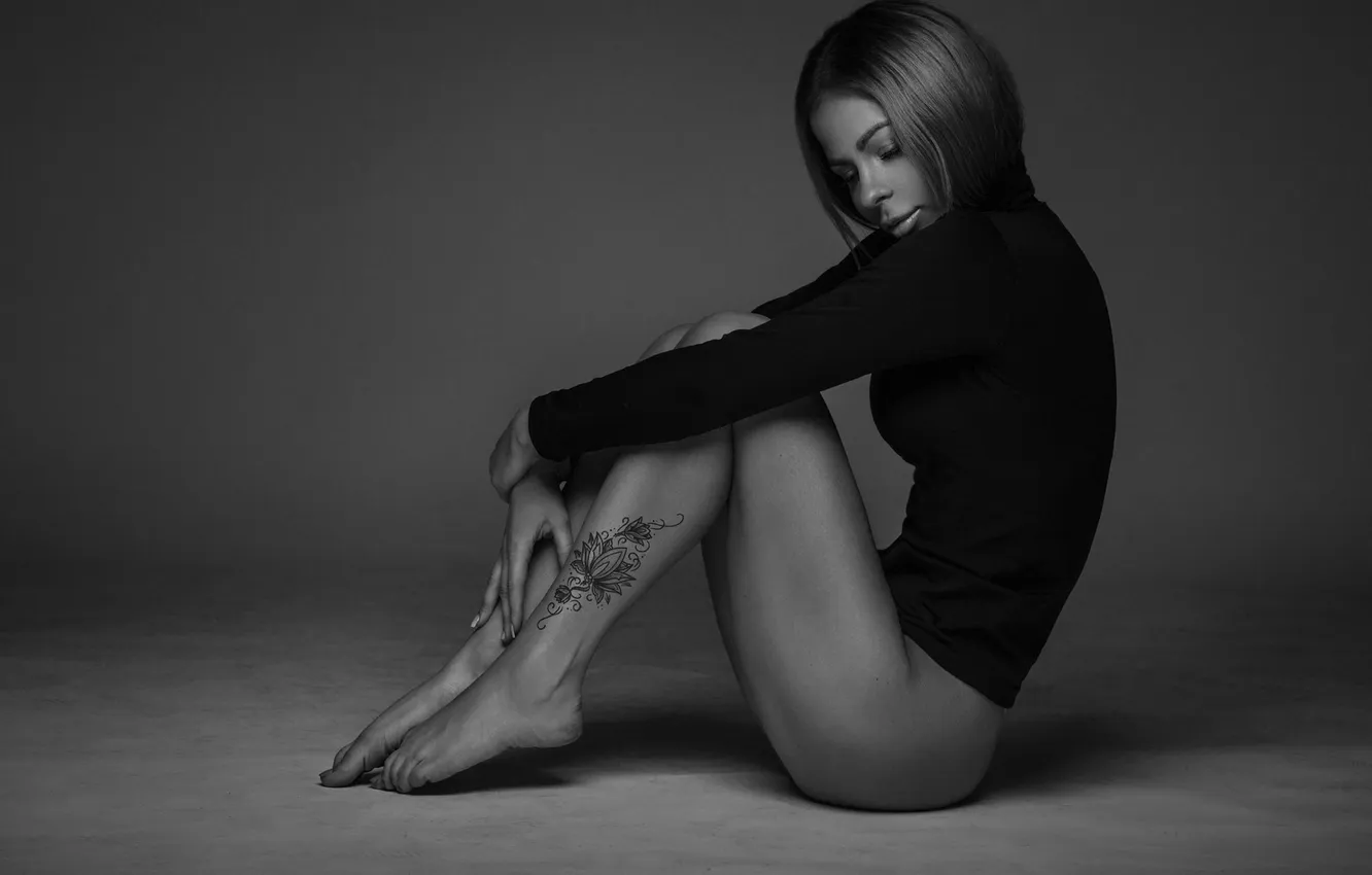 Фото обои girl, model, tattoo, black white, Mindaugas Navickas, foots, Laima