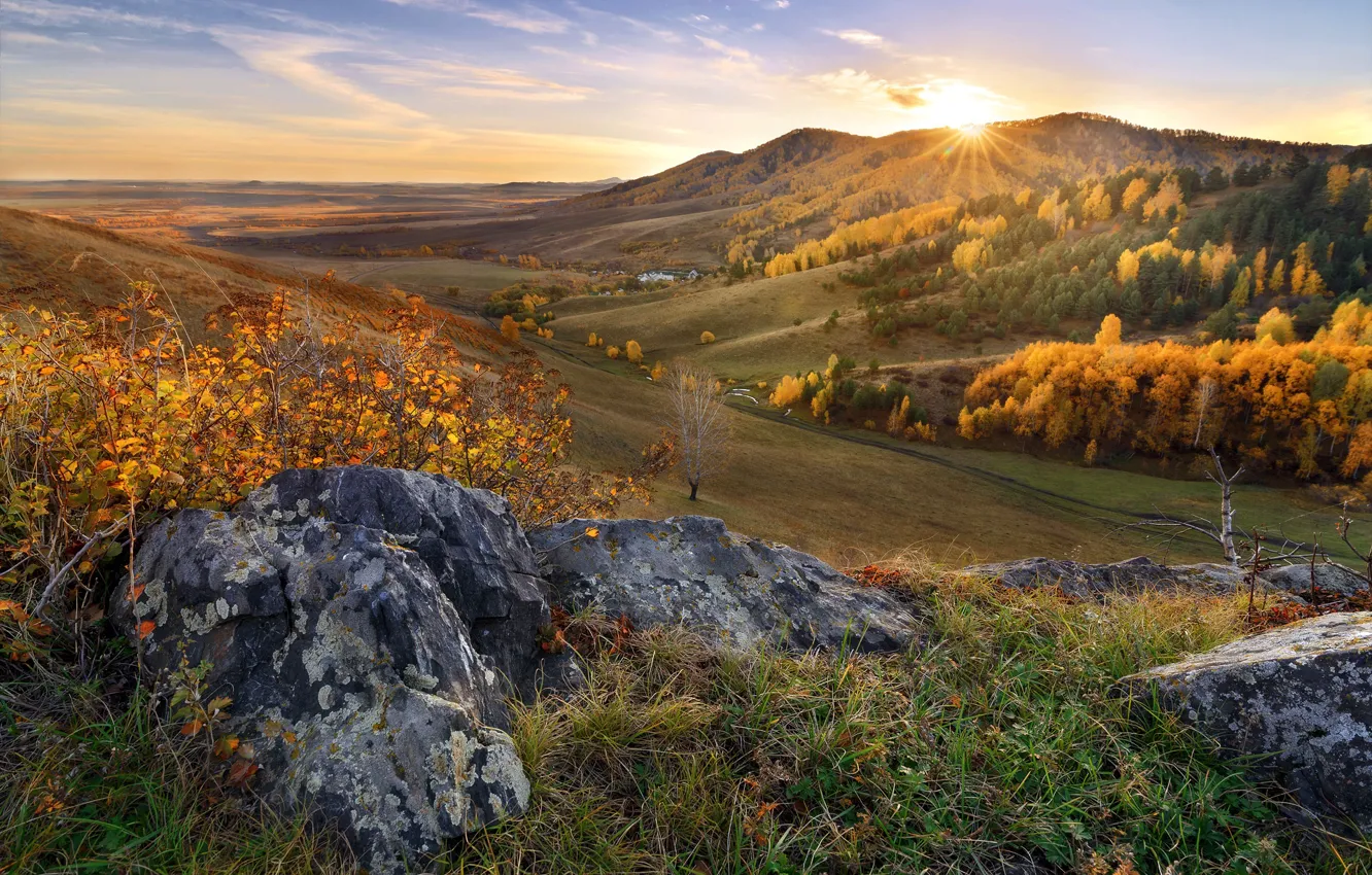 Фото обои осень, лес, солнце, горы, камни, склоны, валуны