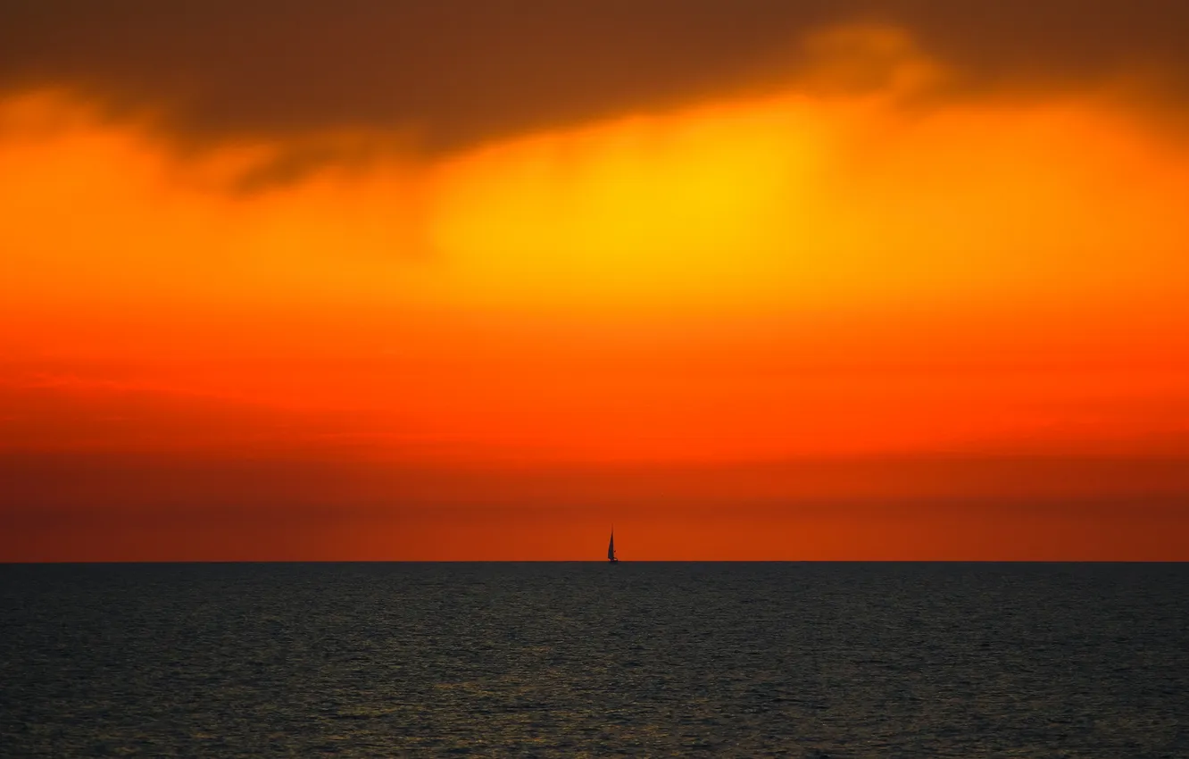 Фото обои море, небо, тучи, лодка, горизонт, зарево, парус