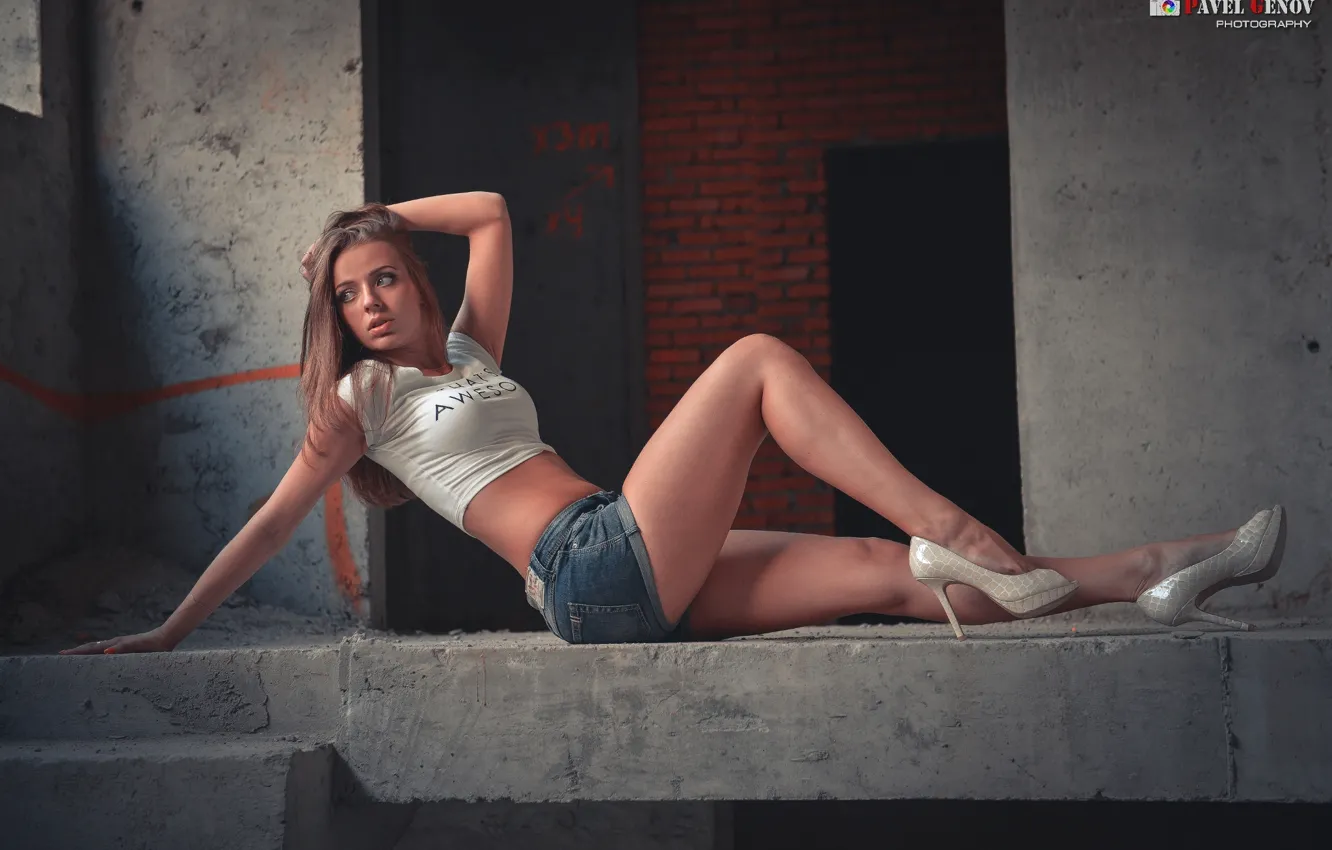 Фото обои взгляд, девушка, секси, стройка, губы, каблуки, шортики, топик
