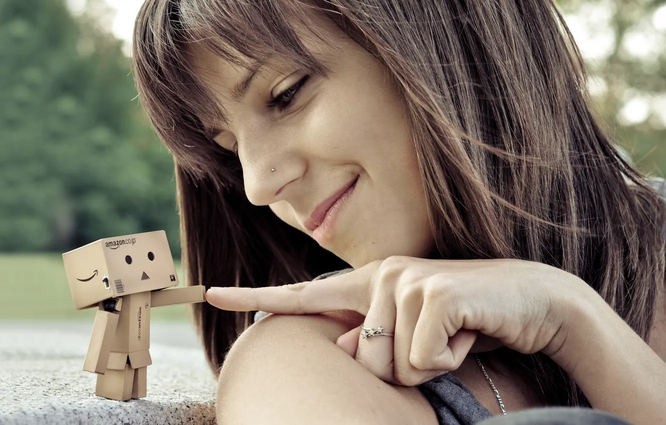 Фото обои девушка, улыбка, коробка, робот, пирсинг, палец, данбо, колечко