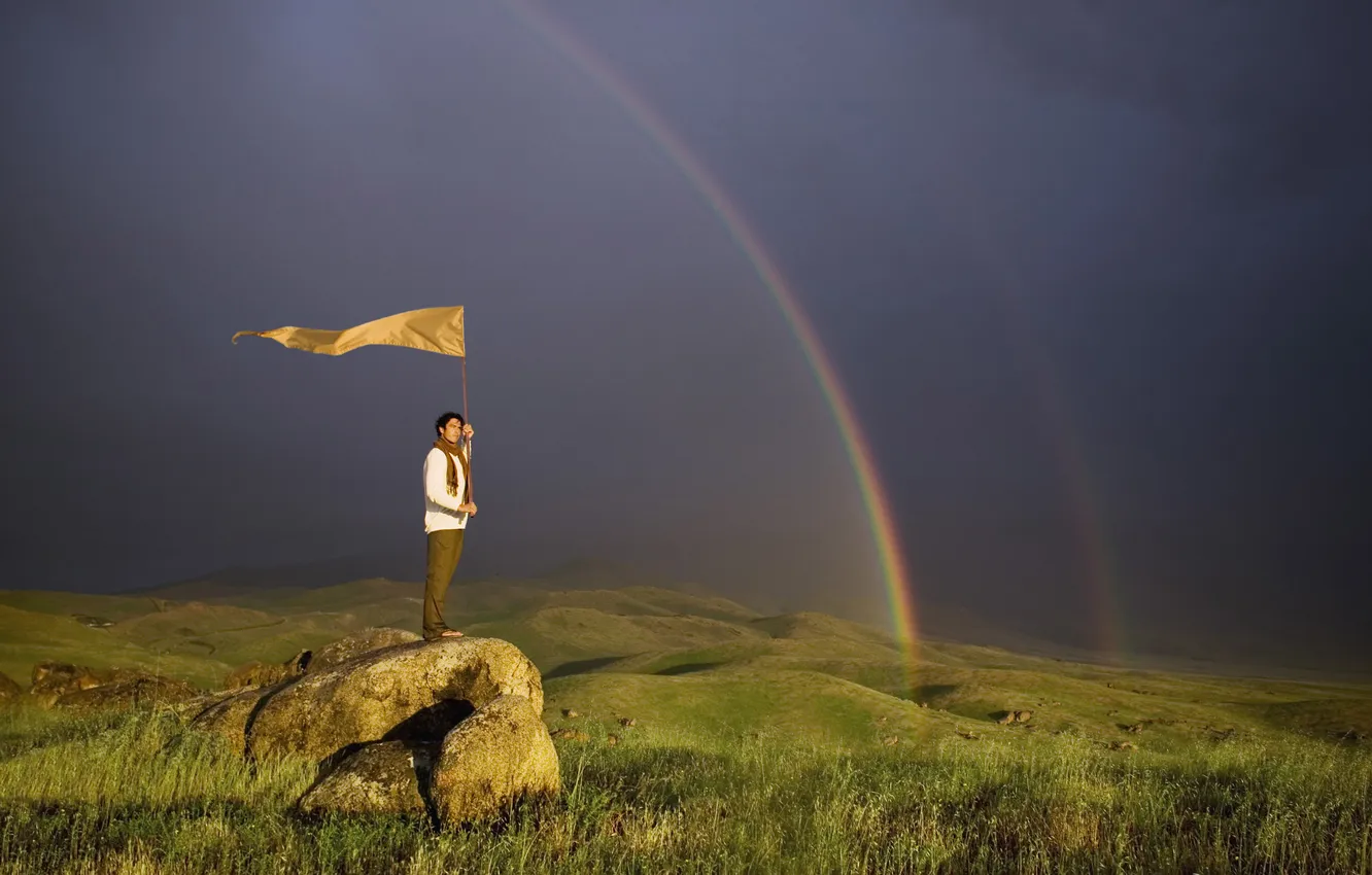 Фото обои камни, холмы, радуга, мужчина, знамя
