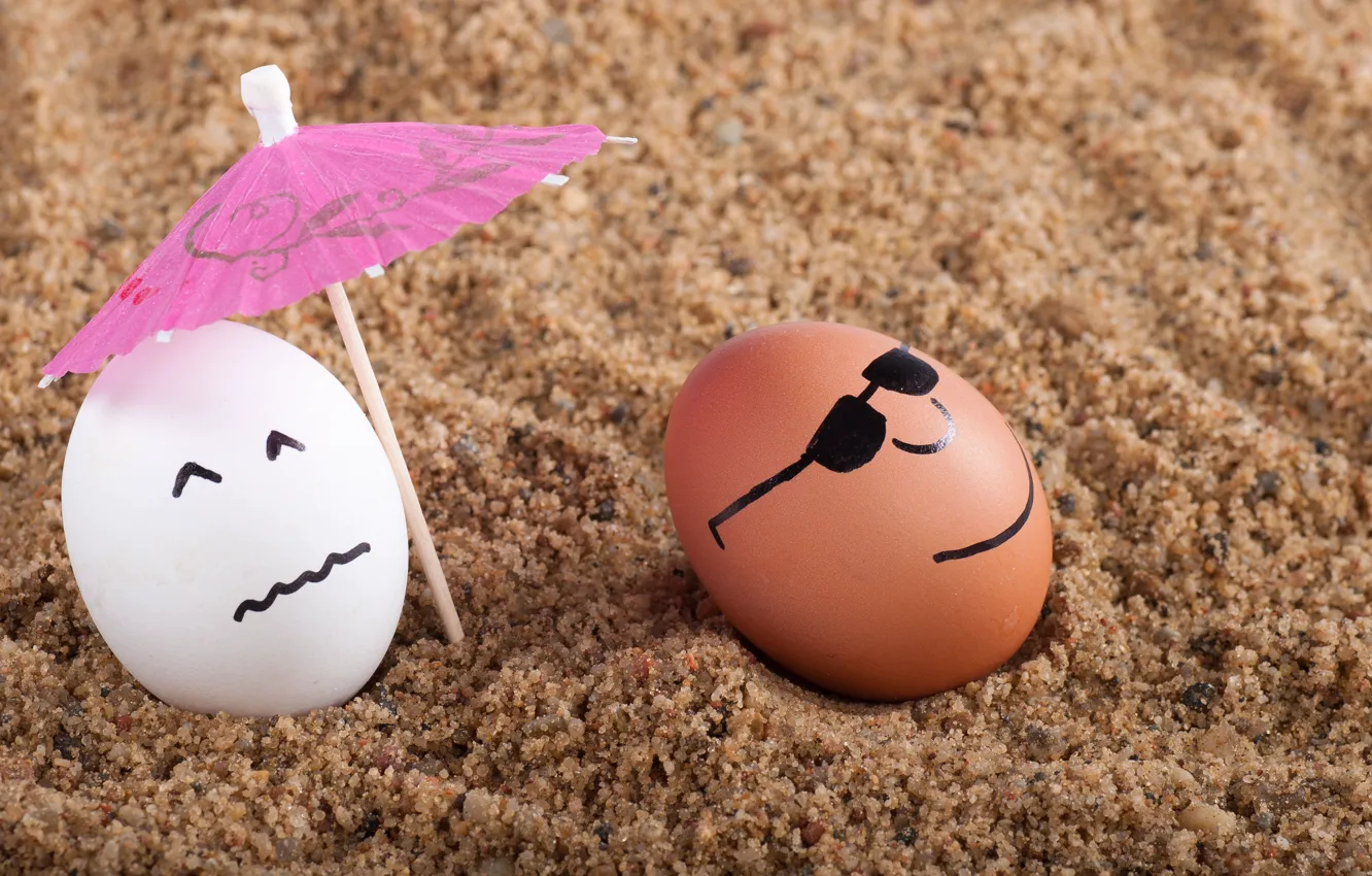 Фото обои песок, пляж, зонтик, настроение, яйца, парочка, солнечный свет, свет и тень