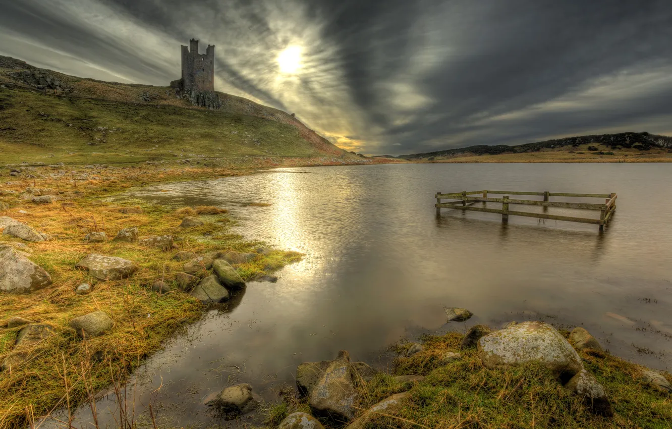 Фото обои трава, озеро, камни, замок, берег, Шотландия, холм, развалины