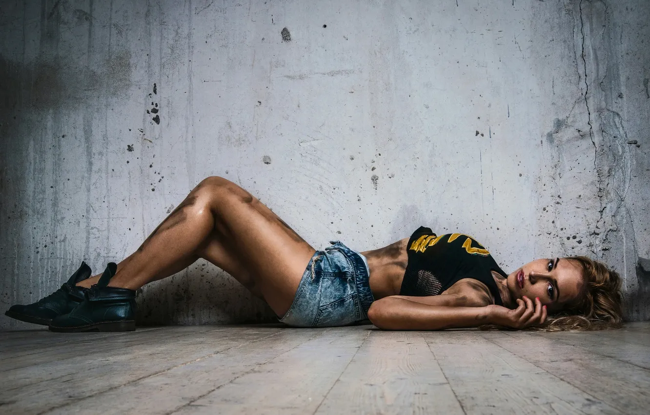 Фото обои girl, shorts, beautiful, model, cute, tank top