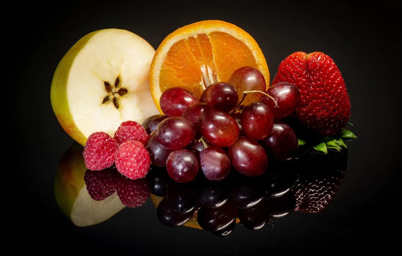 Фото обои ягоды, малина, яблоко, апельсин, клубника, виноград, фрукты, черный фон