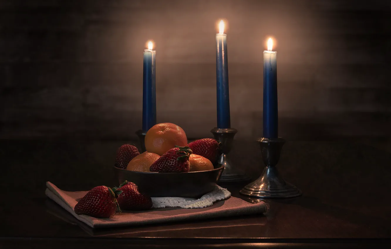 Фото обои свечи, клубника, мандарины