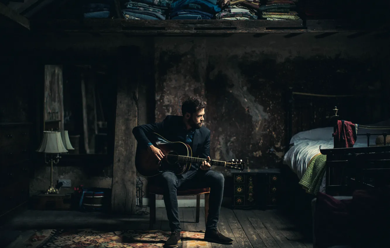 Фото обои комната, кровать, гитарист, Mike Rosenberg