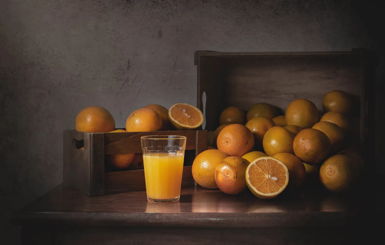 Фото обои стакан, темный фон, стол, доски, апельсины, сок, ящики, натюрморт