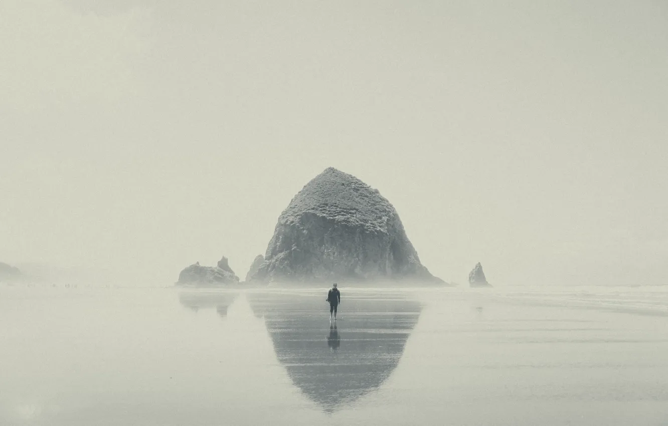 Фото обои волны, пляж, туман, отражение, камень, зеркало, мужчина, дождливое