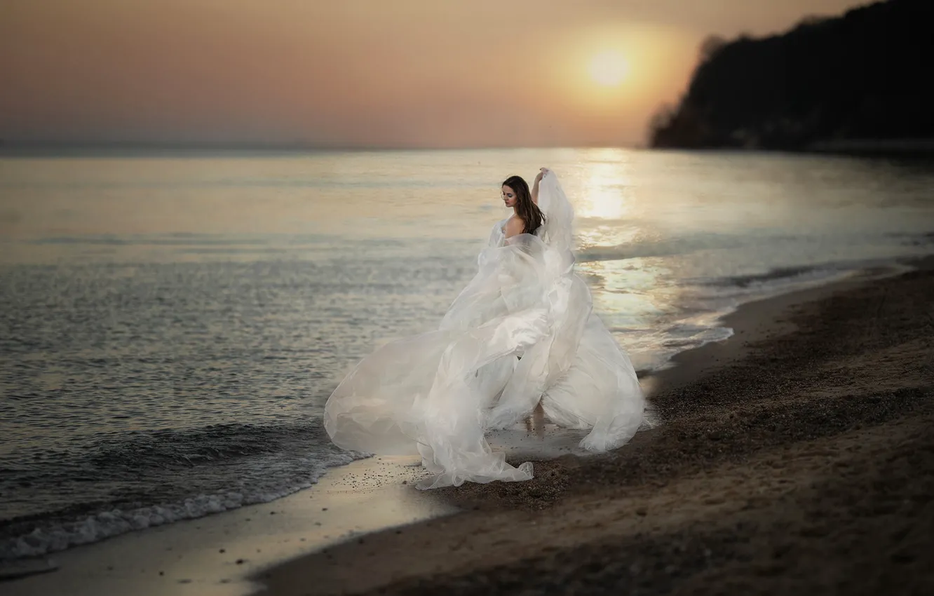 Фото обои песок, море, девушка, закат, скалы, побережье, Ragan Sylwia