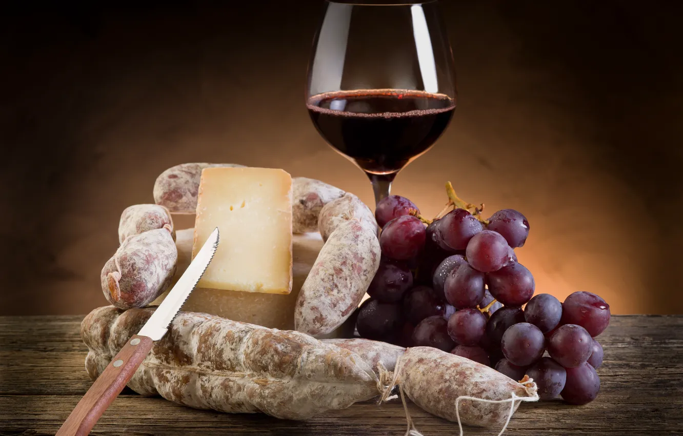 Фото обои вино, красное, бокал, сыр, виноград, гроздь, нож, салями