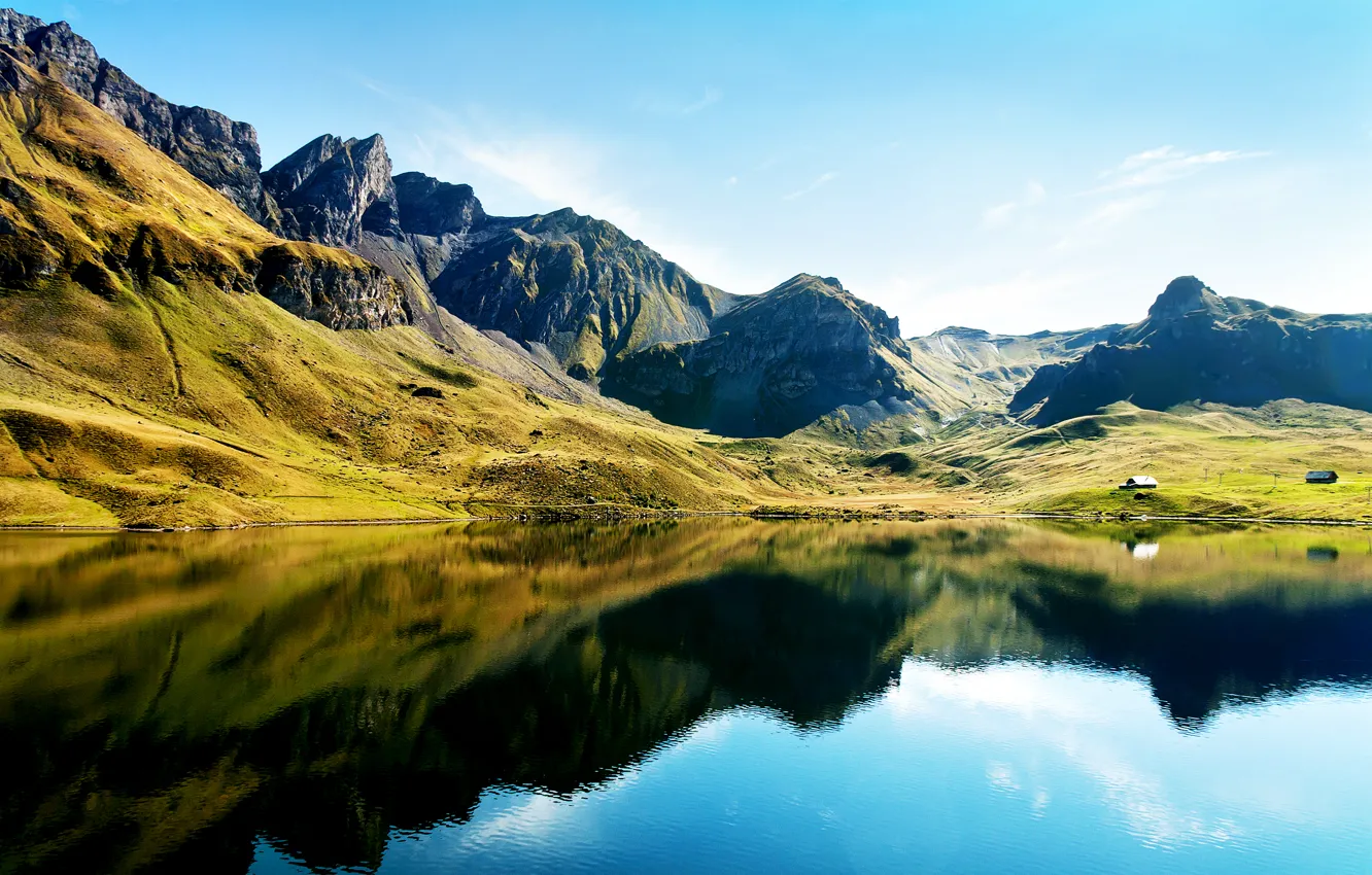 Фото обои зелень, горы, озеро, отражение, холмы, дома, солнечно