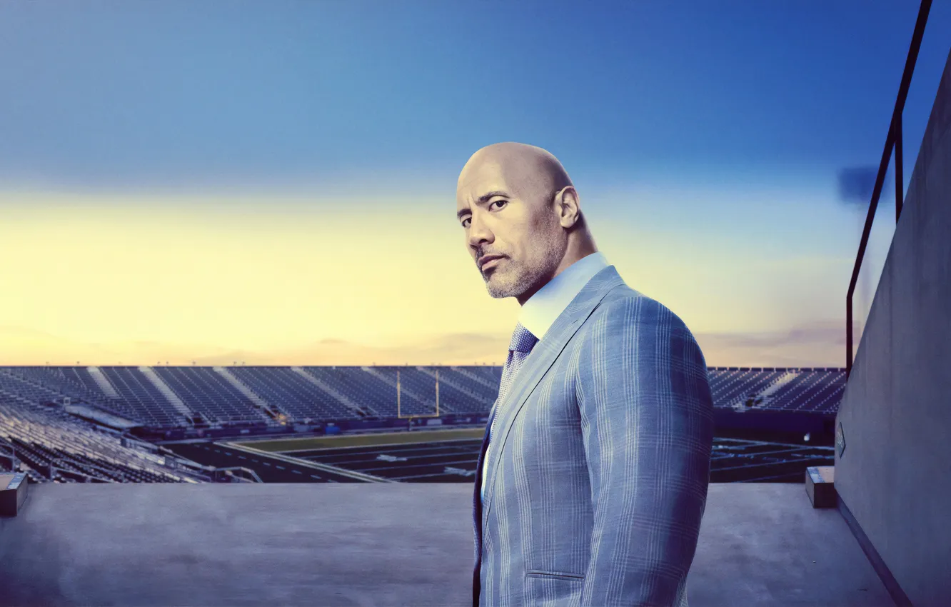 Фото обои взгляд, поза, костюм, сериал, стадион, Дуэйн Джонсон, Dwayne Johnson, Игроки