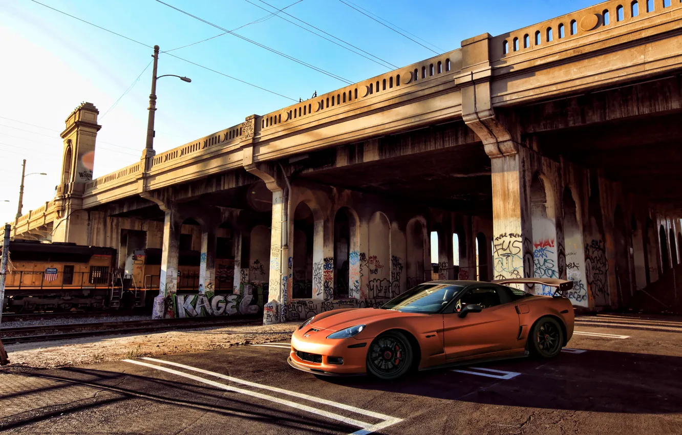 Фото обои оранжевый, мост, граффити, поезд, Z06, Corvette, Chevrolet, шевроле