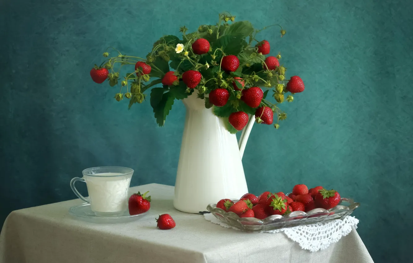 Фото обои ягоды, стол, букет, молоко, клубника, кружка, чашка, кувшин