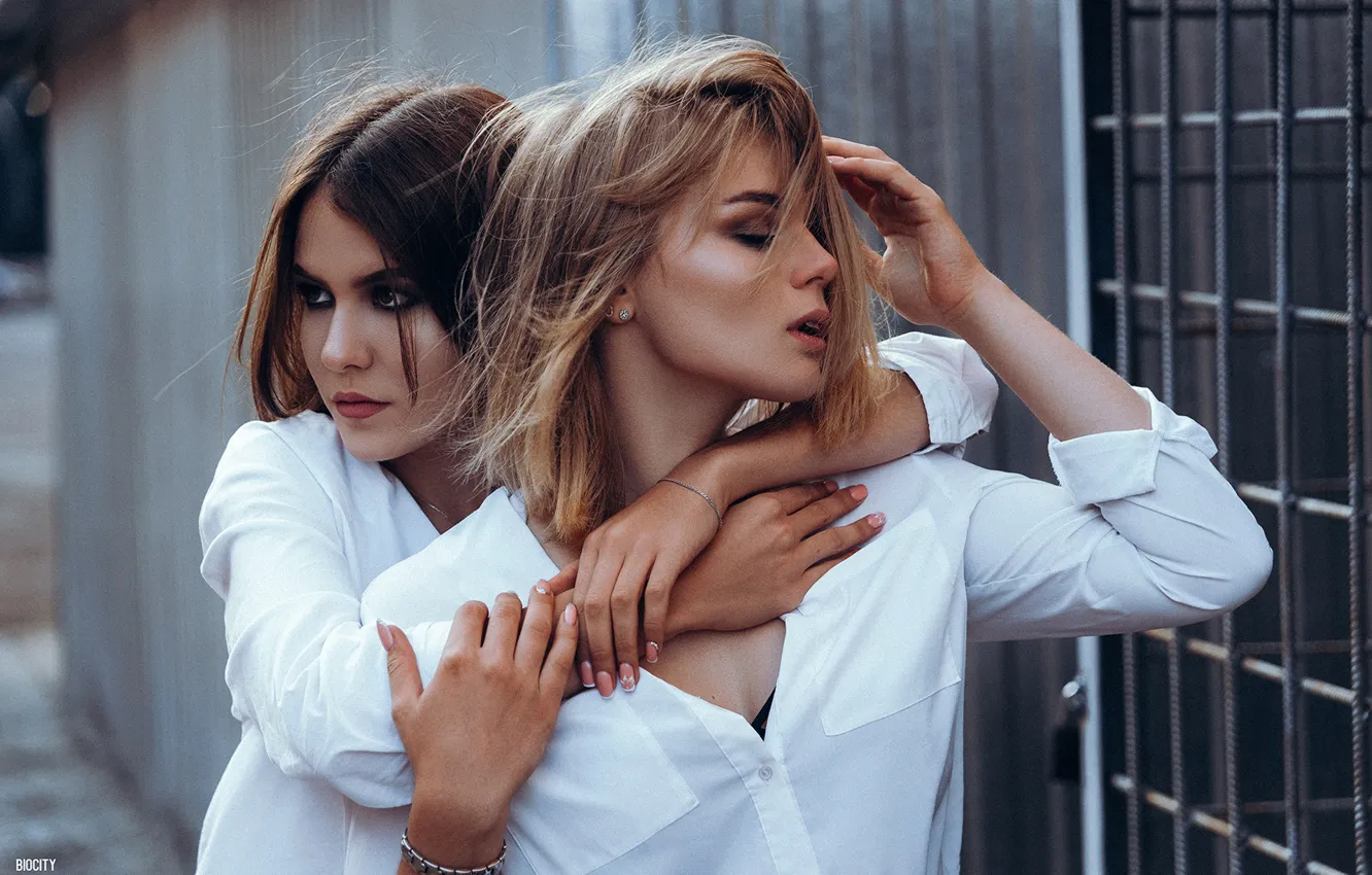 Фото обои поза, волосы, руки, две девушки, Biocity, Паша Карпенко