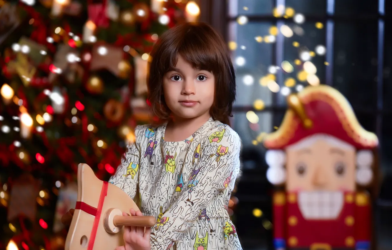Фото обои огни, праздник, игрушки, новый год, рождество, платье, окно, девочка