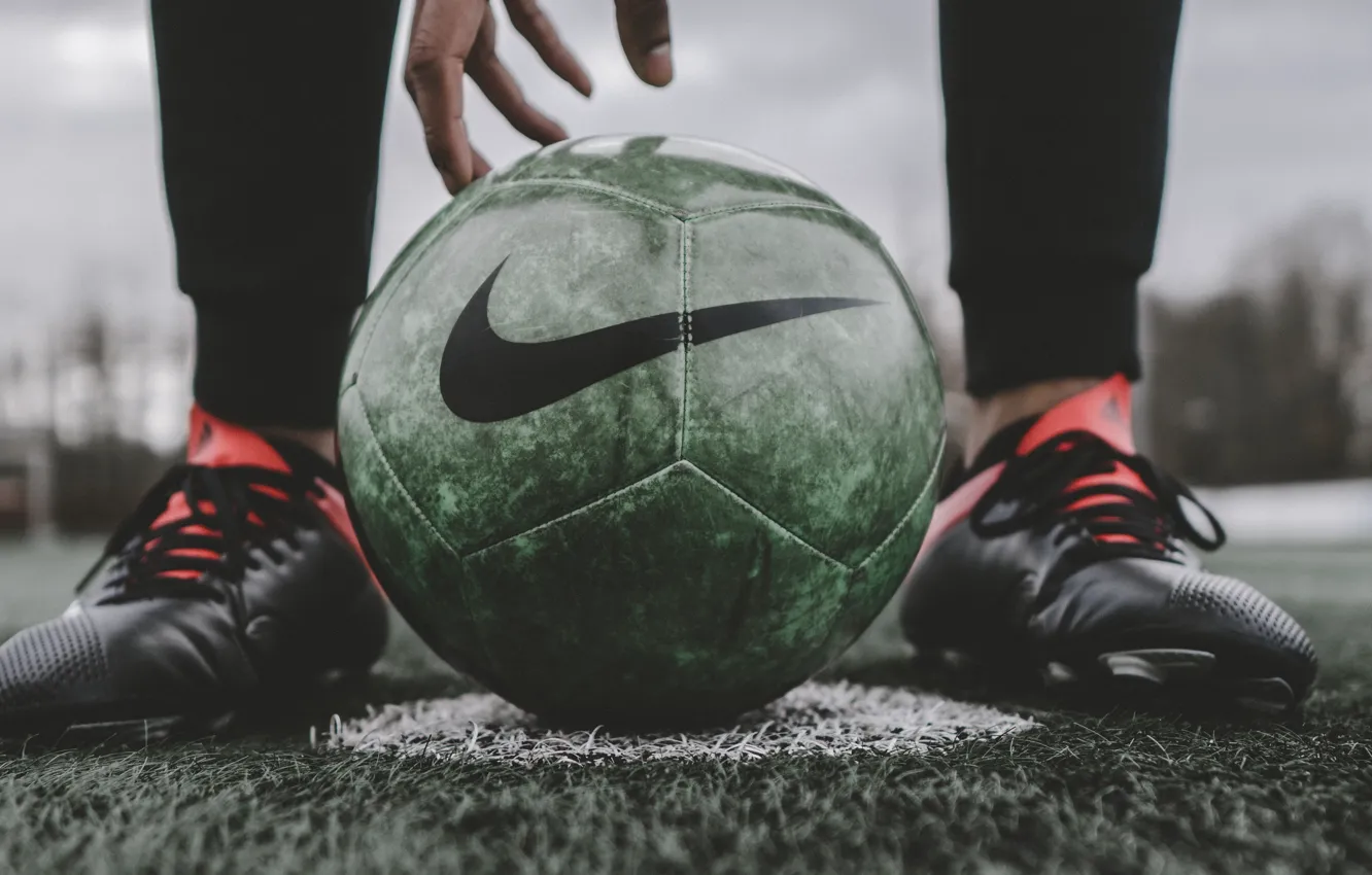 Фото обои legs, macro, blur, football, bokeh, ball, hand, sports