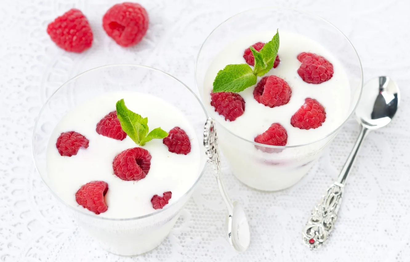 Фото обои ягоды, малина, стаканы, десерт, ложки, Panna cotta, Панна котта