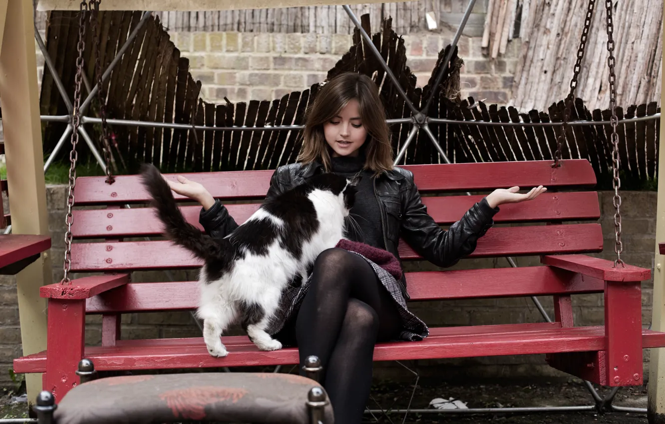 Фото обои кошка, скамейка, качели, актриса, брюнетка, Дженна Коулман, Jenna Coleman, Yakub Merchant
