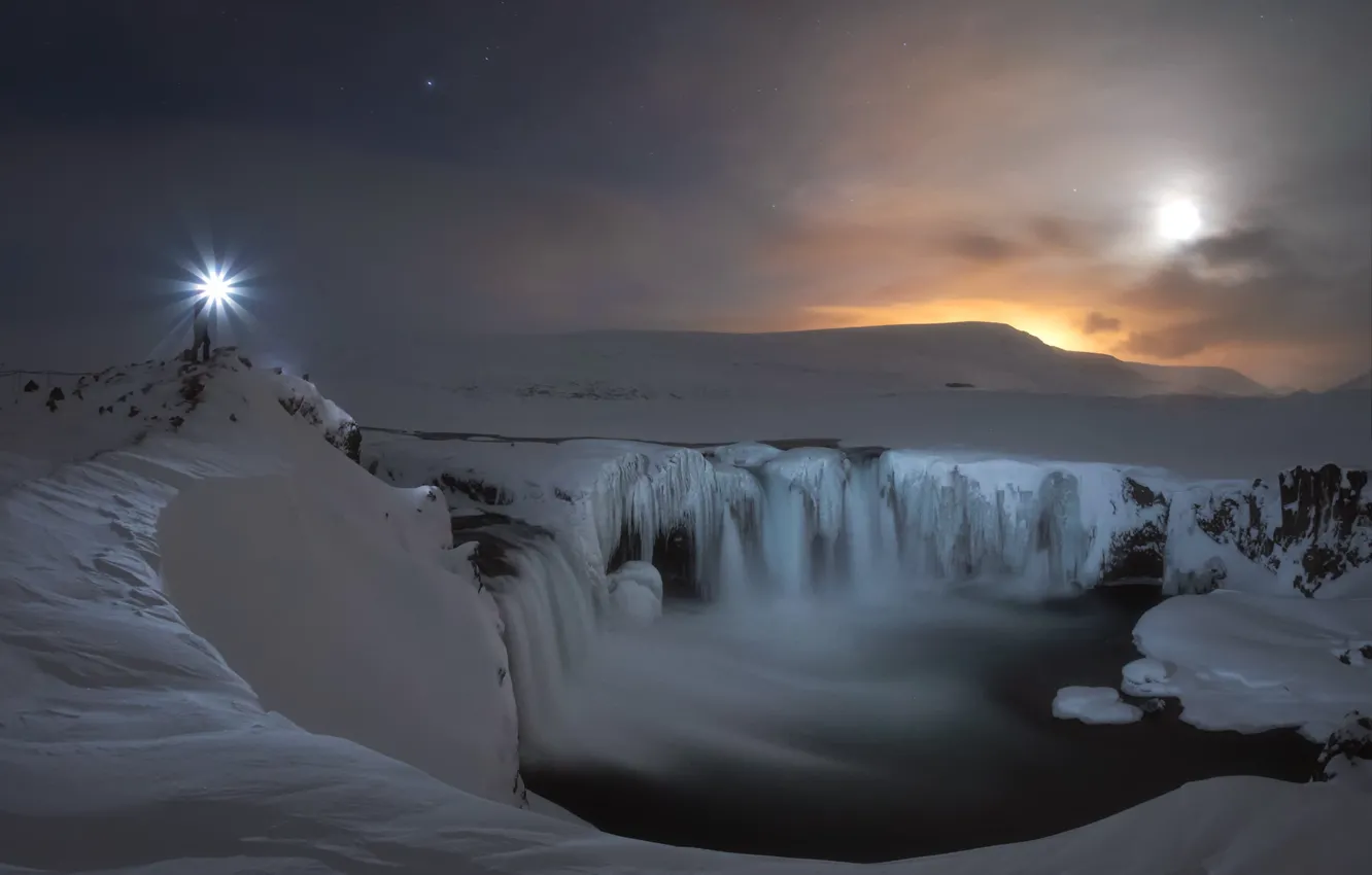 Фото обои зима, свет, снег, ночь, берег, человек, водопад, лёд