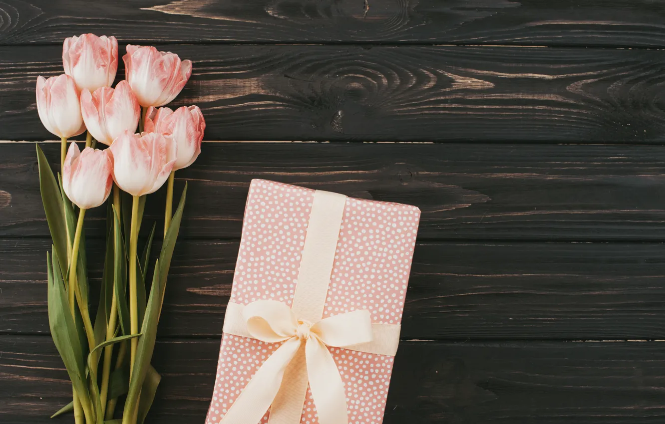 Фото обои цветы, подарок, букет, тюльпаны, розовые, wood, pink, flowers