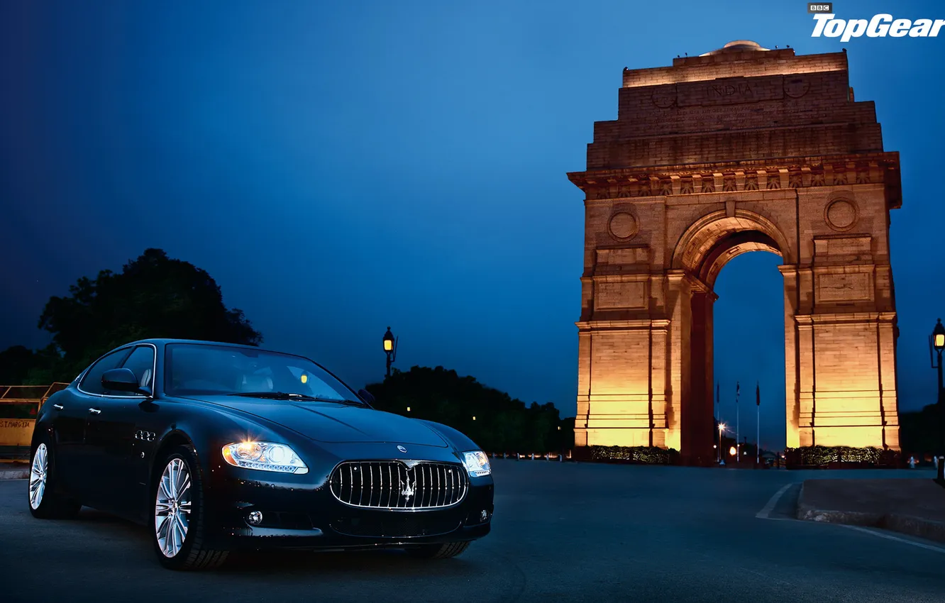 Фото обои небо, надпись, арка, седан, top gear, передок, топ гир, Maserati Quattroporte
