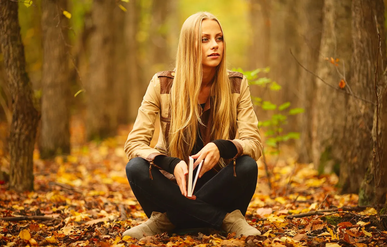 Фото обои girl, park, autumn, leaves, blonde, sitting, long-haired