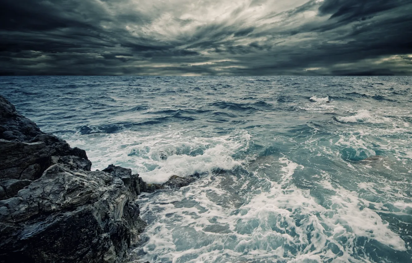 Фото обои море, волны, небо, вода, брызги, тучи, скала, пасмурно