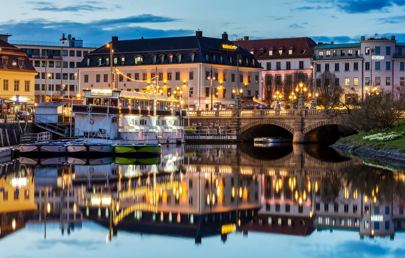Фото обои вода, мост, огни, отражение, река, дома, вечер, причал