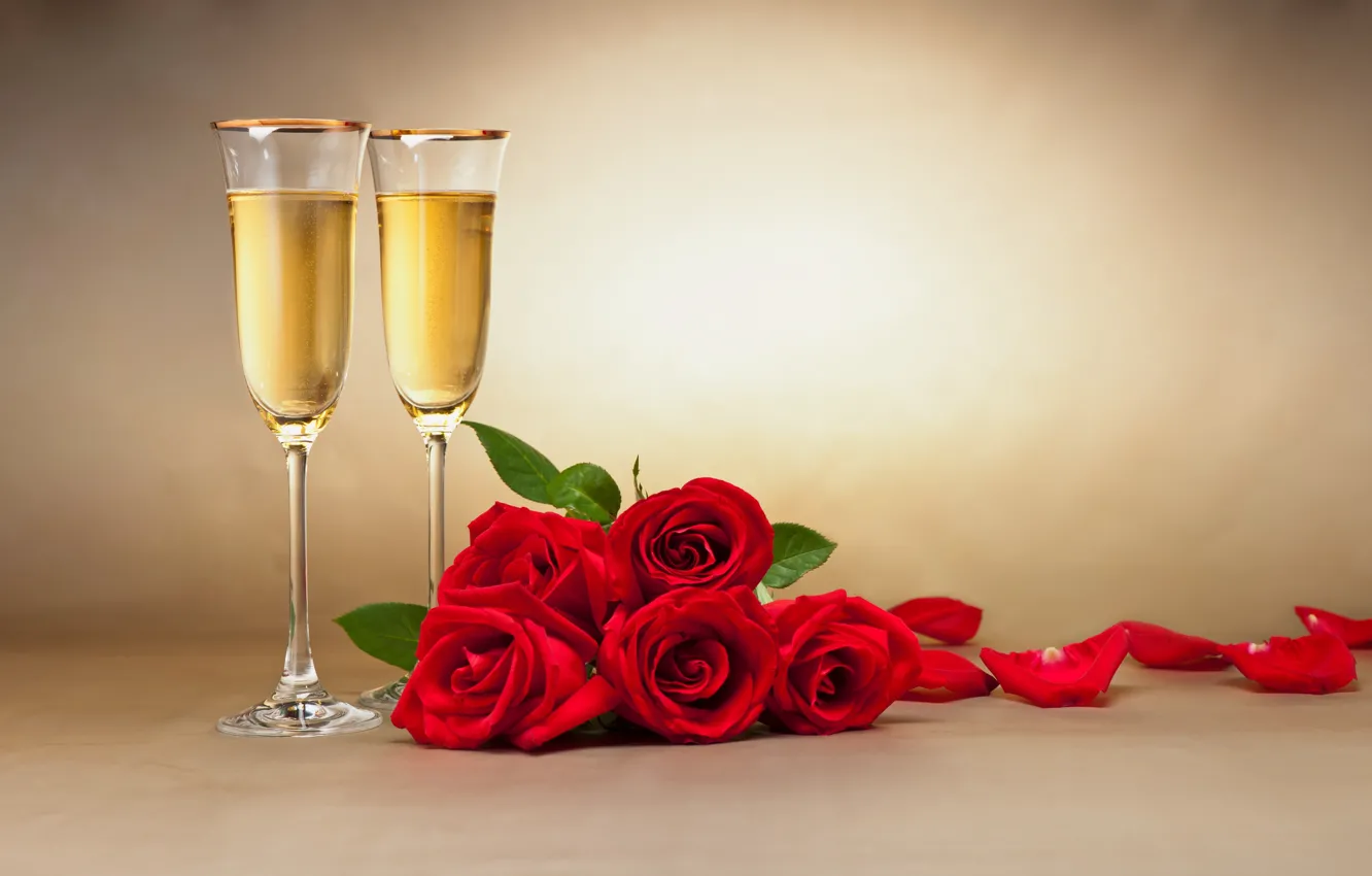 Фото обои цветы, лепестки, бокалы, шампанское, красные розы