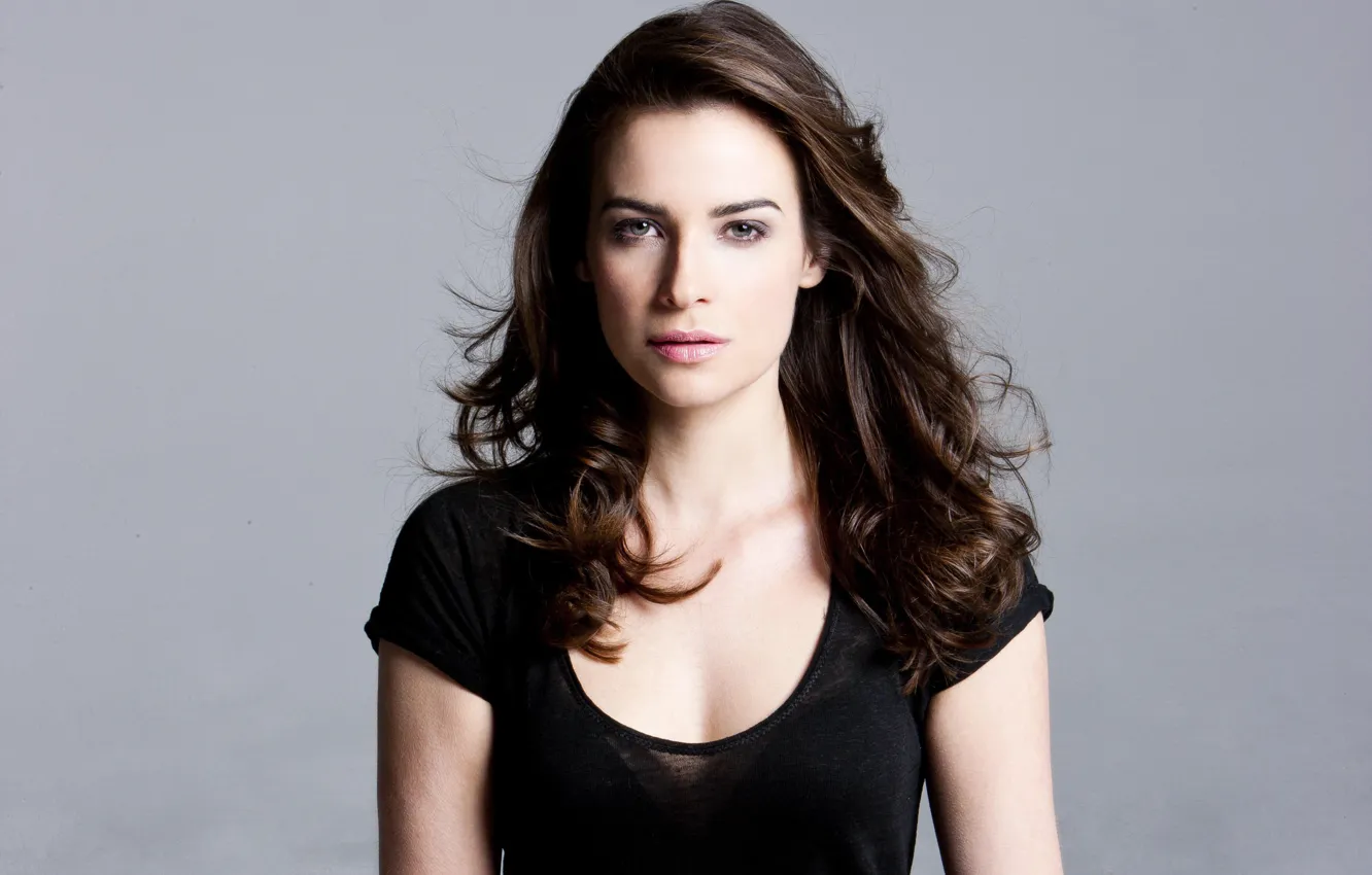 Фото обои взгляд, девушка, лицо, волосы, майка, Camilla Arfwedson