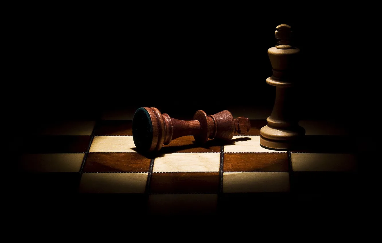 Фото обои свет, темнота, шахматы, лежит, полумрак, черный фон, шахматная доска, король
