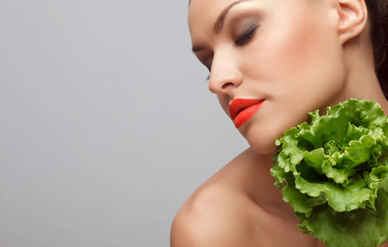 Фото обои зелень, девушка, макияж, салат