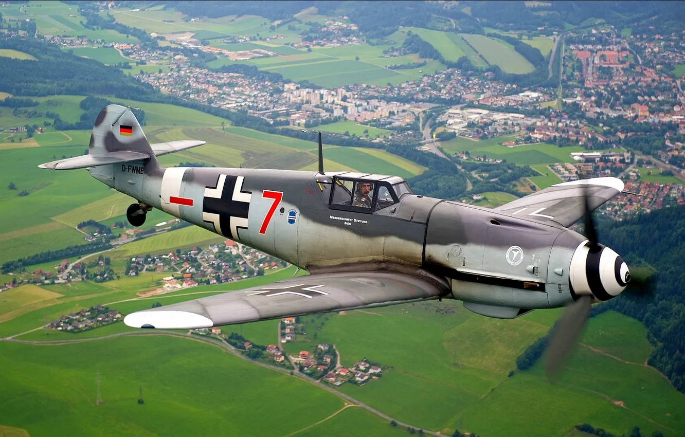 Фото обои небо, город, земля, поля, истребитель, самолёт, немецкий, периода Второй мировой войны