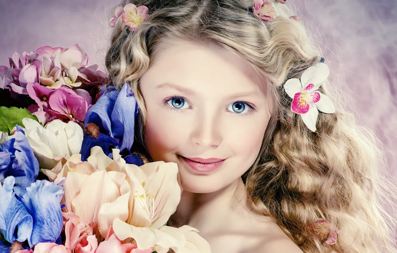 Фото обои взгляд, цветы, волосы, портрет, девочка, голубые глаза