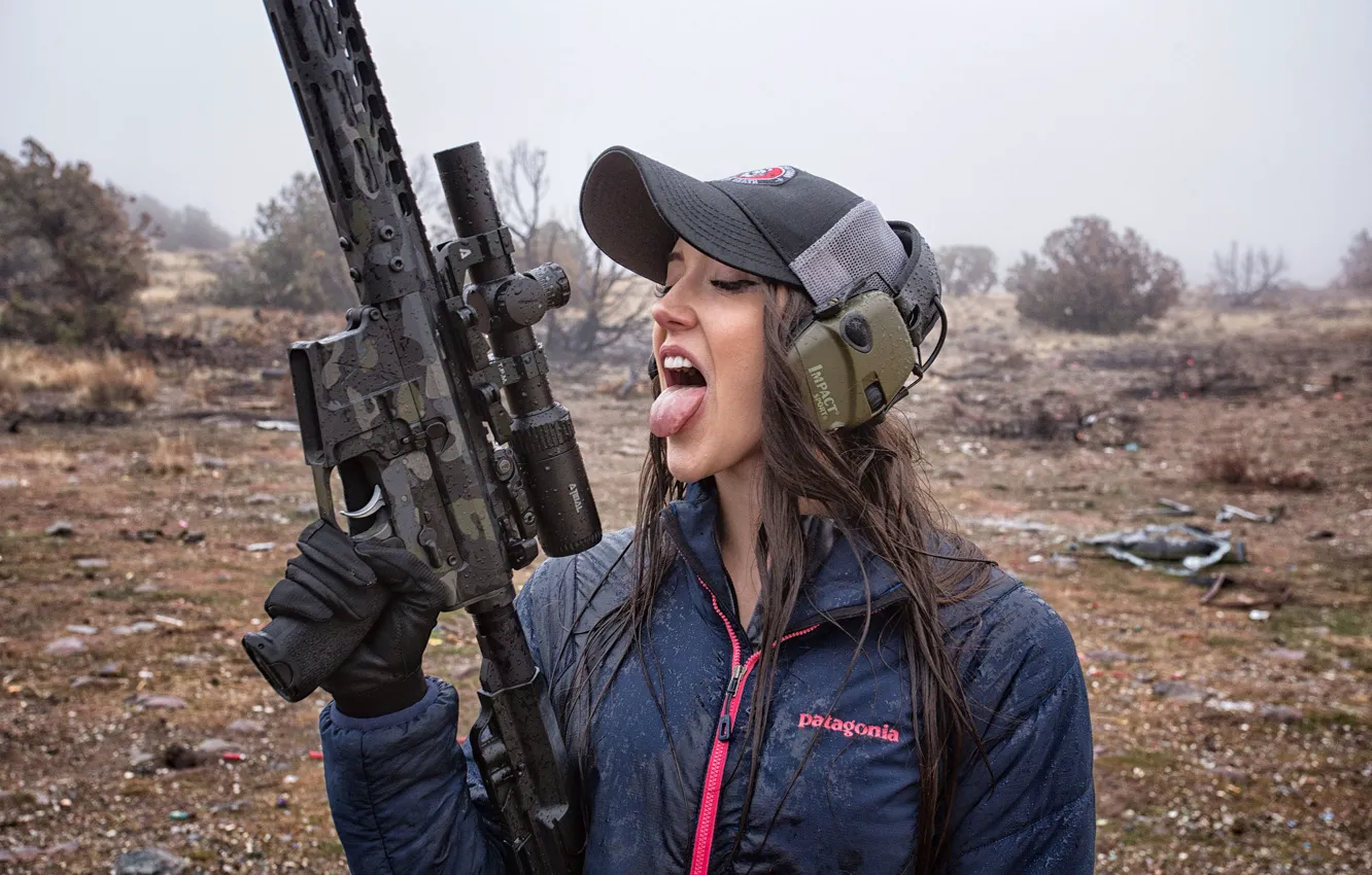 Фото обои язык, девушка, оружие, штурмовая винтовка